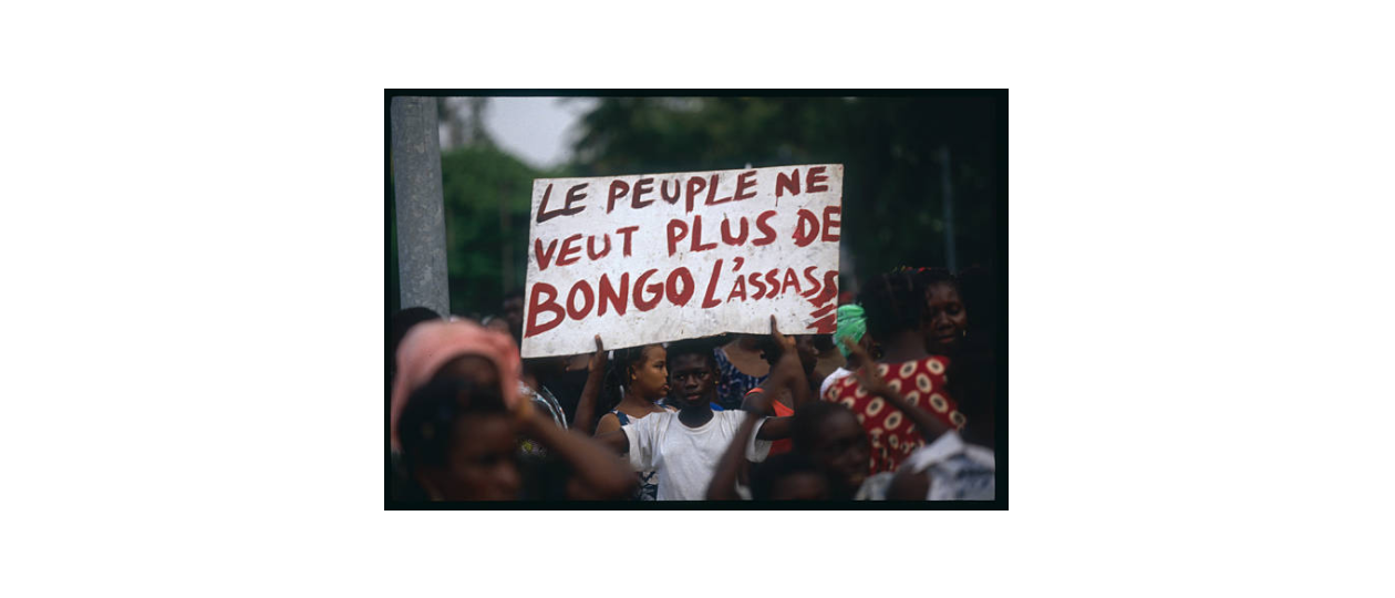 Après  l’intermède 1960-1964, le Gabon a renoué avec le multipartisme en 1990 après 22 ans de parti unique. Pourtant, malgré les dénominations, le pays n’a jamais réussi à devenir une démocratie. 